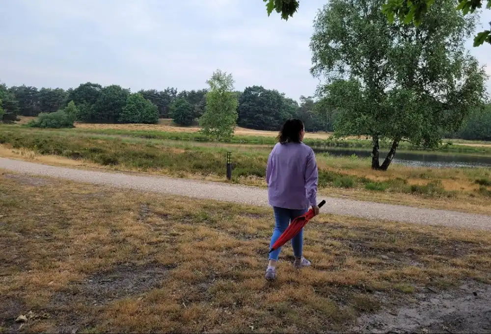 Wandelende vrouw in een bosrijke omgeving